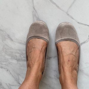 Abeo ballet flats. No wear and tear on these shoes.  Great support. Size 8